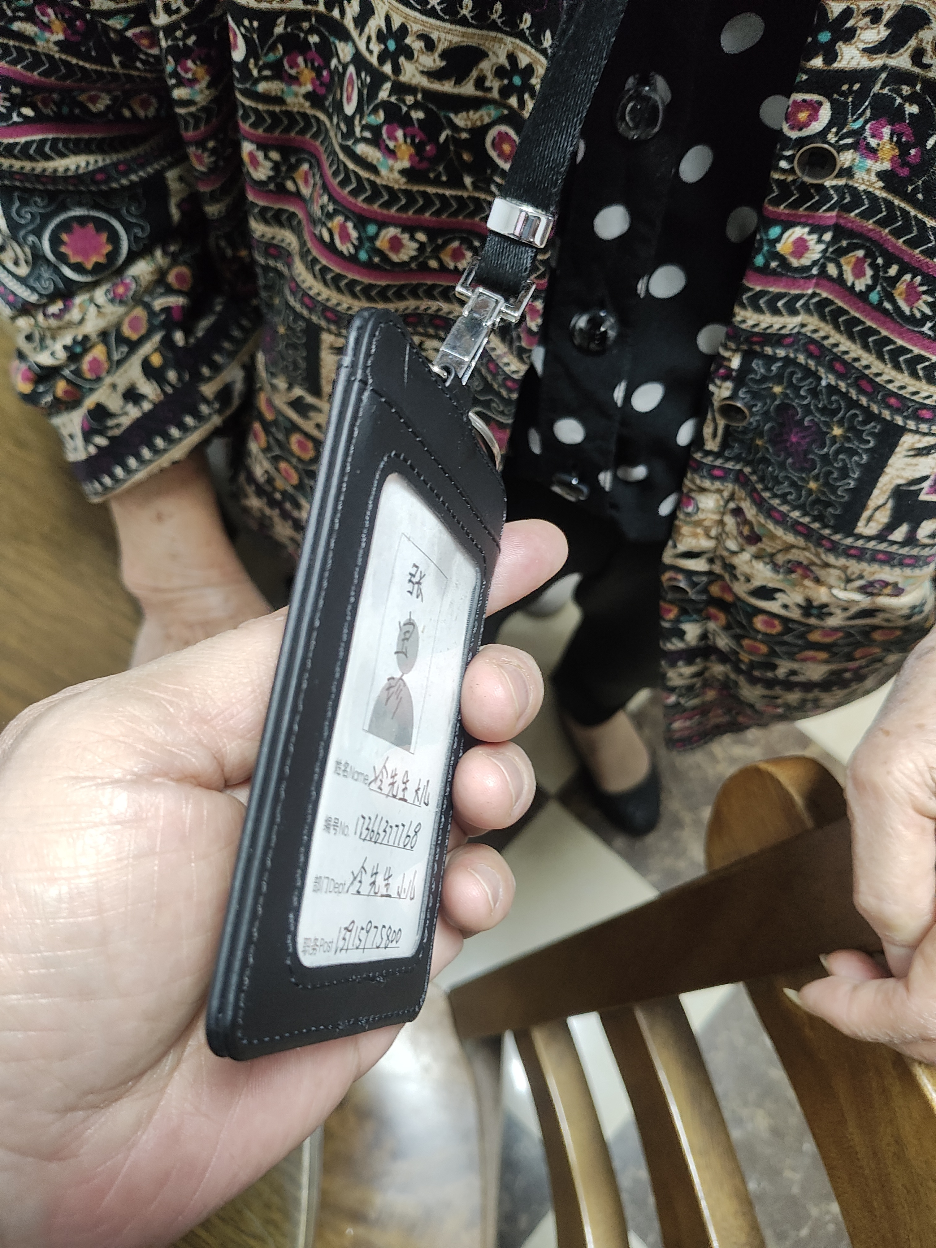 优和（UHOO）皮质证件卡套 竖式 1个卡套+1根挂绳 商务工作证胸牌竖版会议出入证工作牌带挂绳黑色6840-1 实拍图