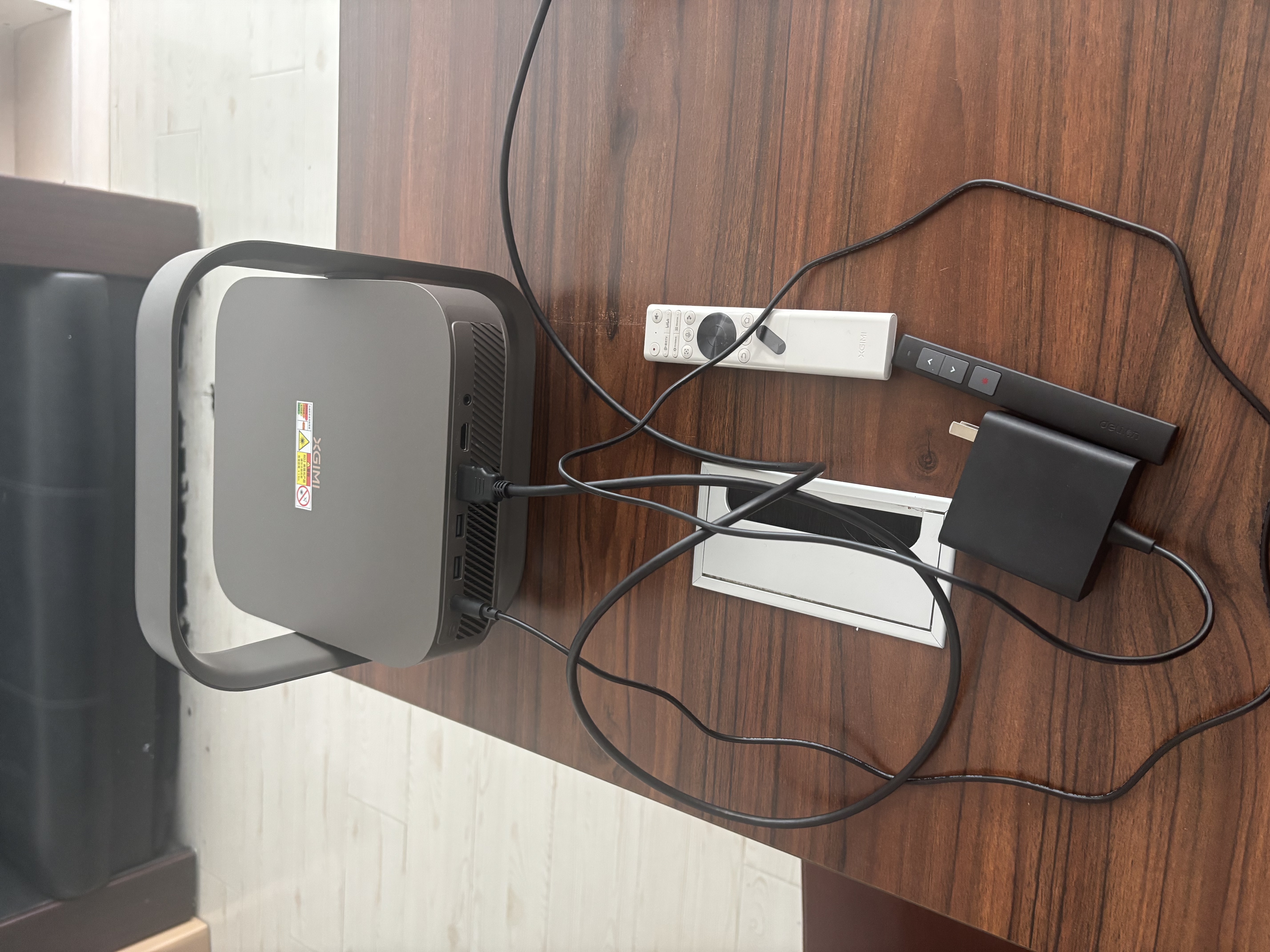 极米（XGIMI）Z9X 4K 高亮版 升级1600CVIA 轻薄4K光学变焦三色激光投影 家用投影仪办公会议无线投屏国家补贴 实拍图