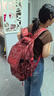 长臂猿书包大学生女生小学生初中生高中学生酒红色背包大容量印花双肩包 红色带笑脸鸭挂饰 实拍图