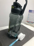 爱舒贝（AISHUBEI）运动健身塑料成人水杯大容量水壶户外冷水壶冷水杯便携水瓶大水杯 黑色1.5L 带吸管+提手+杯刷 实拍图