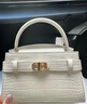 CHARLES&KEITH鳄鱼纹凯莉包手提斜挎婚包包女包生日礼物CK2-50270880-1 Ivory象牙色 S 实拍图