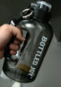 BOTTLED JOY吨吨桶学生水杯大容量健身杯男女运动水壶户外便携杯子网红大肚杯 黑色王一博款*Tritan 1.5L 实拍图