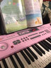 俏娃宝贝电子琴儿童61键初学者入门音乐乐器3-8岁女孩玩具钢琴男5生日礼物 粉自主学练版+分阶教程+琴架琴凳 实拍图