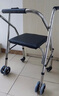 烨泰（YETAI）加粗加厚老年人助行器带轮带座助步器老人手推车不锈钢残疾学步车 黑色皮革海绵坐面双轮 加粗加厚不锈钢管 实拍图