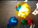 费雪（Fisher-Price）婴儿手抓摇铃球拍拍球小球宝宝充气橡胶皮球 4寸手柄铃铛F0517 蓝色 实拍图
