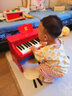 俏娃宝贝（QIAO WA BAO BEI）木质儿童钢琴小女孩玩具0一1周岁宝宝5音乐乐器2电子琴生日3礼物6 红：木质钢琴烤漆+乐谱架+乐谱 实拍图