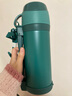 膳魔师（THERMOS）保温壶户外露营便携大容量不锈钢保温瓶旅行水壶暖壶FFW-1000 云杉绿 1L 配背带 实拍图