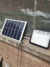 远盛达太阳能照明灯户外庭院灯家用投光灯光伏太阳灯室外防水路灯大功率 纳米透镜60000-W+照600㎡+5米线 升级加强高配置+电量显示 实拍图