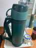 膳魔师（THERMOS）保温壶户外露营便携大容量不锈钢保温瓶旅行水壶暖壶FFW-1000 云杉绿 1L 配背带 实拍图