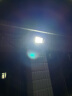 烁室（SUOSHI）太阳能灯路灯户外照明灯LED家用防水一拖一、一拖二太阳能庭院灯 聚光款2500W-照800平-光控+遥控 实拍图