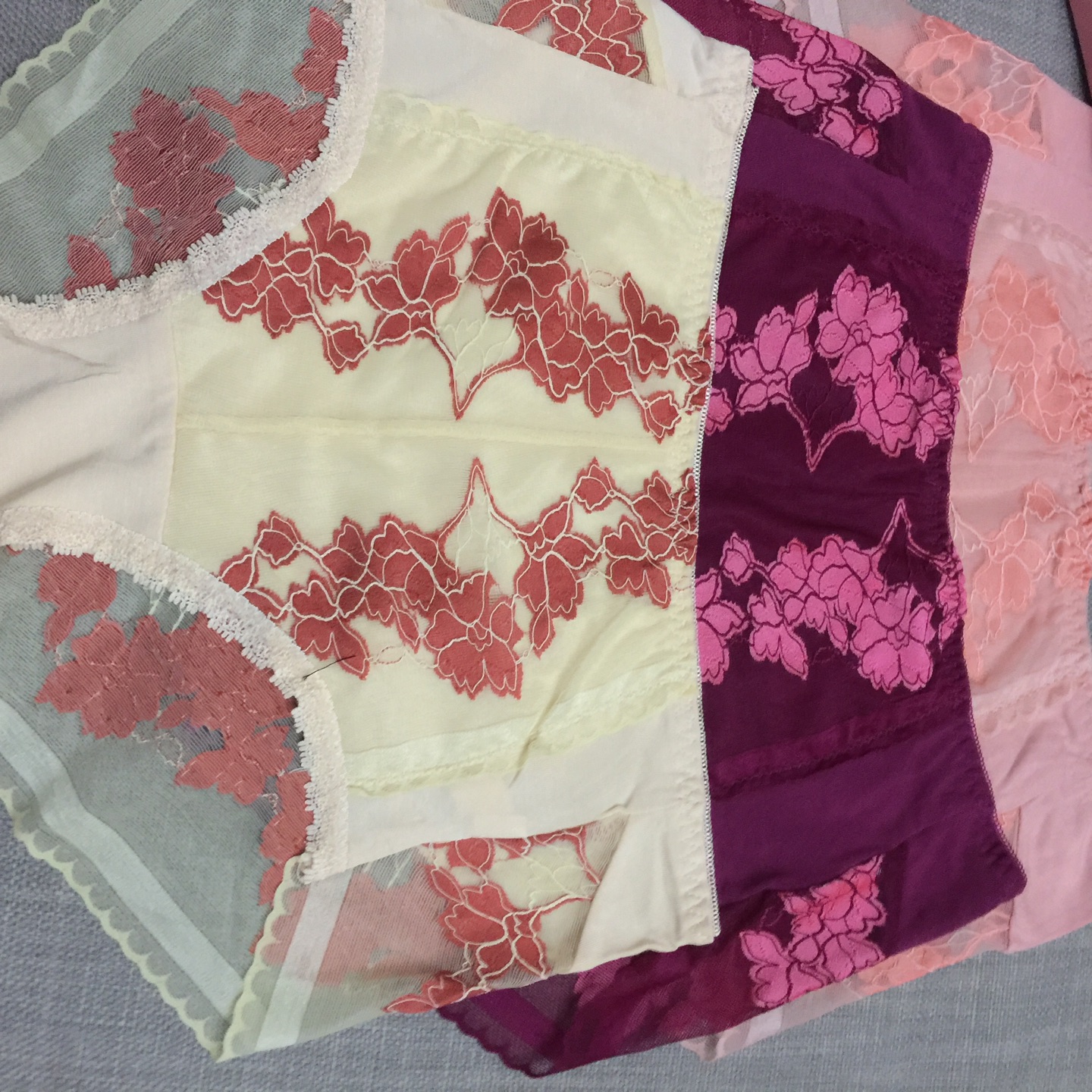 完美情侣【4条装】女士内裤女性感中腰收腹提臀包臀无痕透明蕾丝棉质女式红色三角裤 女生妈妈女人大码裤头 B款酒红+浅豆沙+橡果+金咖啡 L(1尺8-2尺2适合90-120斤) 实拍图