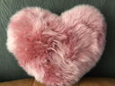 AUSKIN澳世家 心形羊毛抱枕ins风爱心靠垫腰靠粉色公主风可爱送女友礼物 西洋红 40cm*33cm 含枕芯 单面羊毛 实拍图