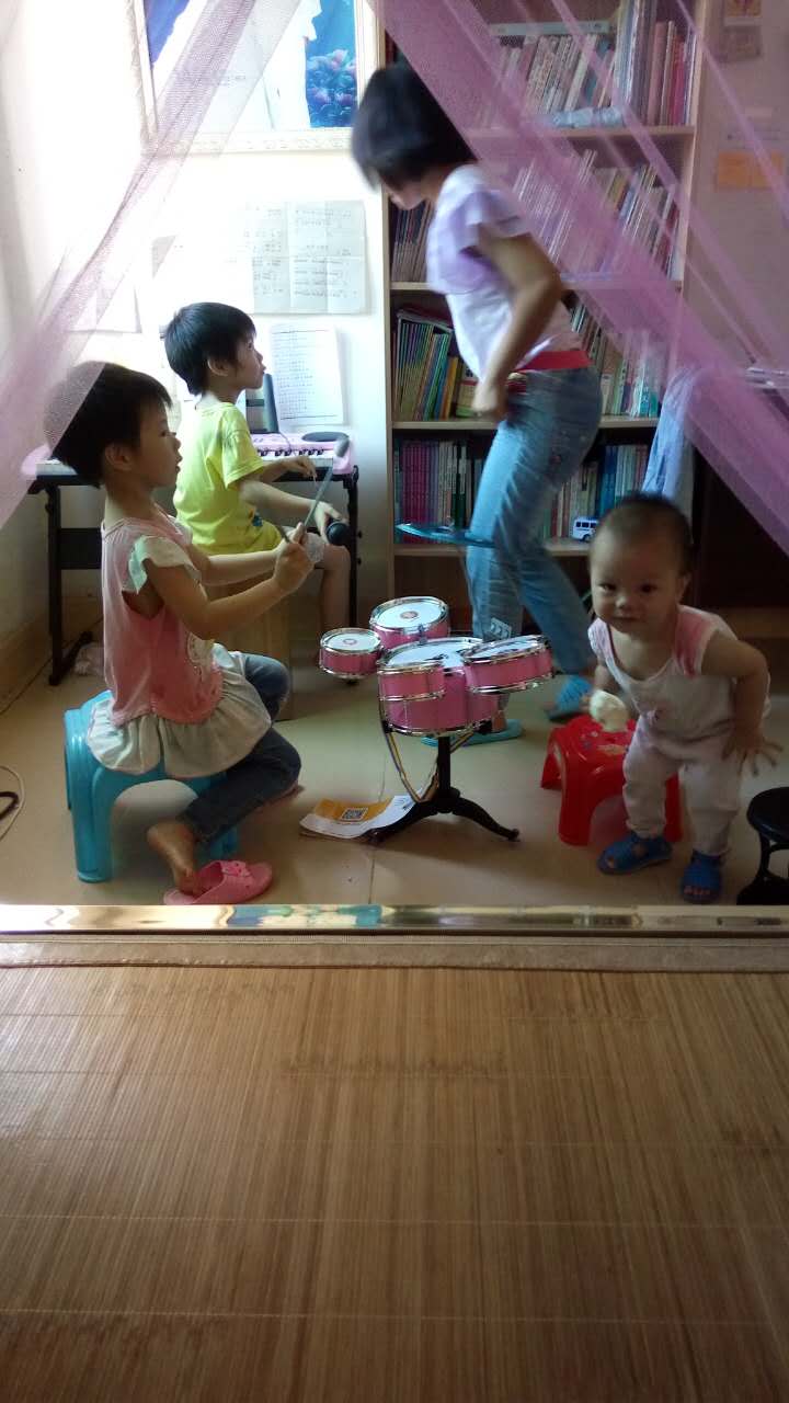 俏娃宝贝 儿童架子鼓爵士鼓音乐玩具2打击乐器1早教3一6岁小男孩生日礼物5  粉：5鼓卡通版配凳子+鼓谱鼓贴 实拍图