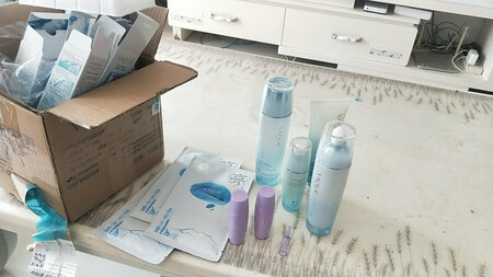 目前五星好评，卖家超级超级给力，送的有试用一套，精华液一大瓶，冰泉小镇面膜三片，。但是还没用，不知道效果是不是和商场里的一样，