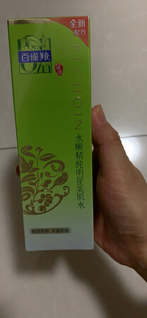 产品质感：透明不算稠
适合肤质：干性，适合本人
产品香味：淡雅好闻，很喜欢
使用效果：补水很好，瞬间充滢
补水效果：充分不油腻
其他特色：最好的是补水不油腻，我用了好多年，回购非常多次，而且要选择活动价更划算，哈哈