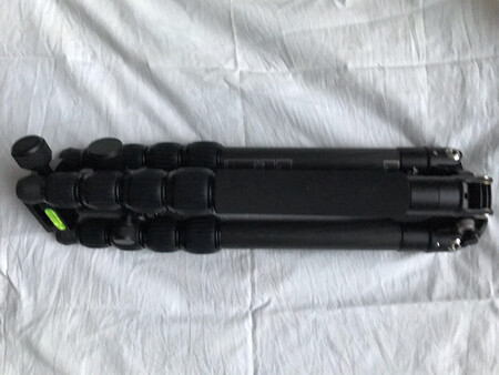 我前后买了三款佳鑫悦碳纤维三脚架，三年前买尼康D800时购买了佳鑫悦TK-284C碳纤维三脚架，使用十分顺手，19月底我购买了尼康微单，就想买一个轻便一点的三脚架，选择了佳鑫悦 JUSINO TX-552C+J-30 碳纤维三脚架，收到后觉得还可以就没有细看，一周后准备拍全景照，就拿出来使用，才发现这款三脚架的J-30云台松紧、旋转极不平滑，360度水平更是难以调出，十分无奈，原想退货，一看已经过了退货期，提出换款式也不行，说可以换新，但是换新后的问题仍然如此。没有办法，只有重新拍下佳鑫悦 JUSINO TI-528C+BM-36 碳纤维三脚架，收到后就仔细操作使用了一会，没有出现佳鑫悦 JUSINO TX-552C+J-30 碳纤维三脚架的问题，总算让我心里踏实，希望厂家能认真改进佳鑫悦 JUSINO TX-552C+J-30 碳纤维三脚架的J-30云台问题，让顾客不再浪费资金。包装壳配送都很好。