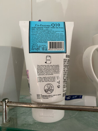 泰国经典氨基酸洗面奶，这个洗面奶最大的特色就是香，每天洗脸感觉往脸上抹的是大白兔奶糖，一股浓浓的奶糖味，不知道是**作有问题还是啥，这个洗面奶很难挤出来，挤出来之后也很稠密，但是洗完之后就很清爽，洗的很干净