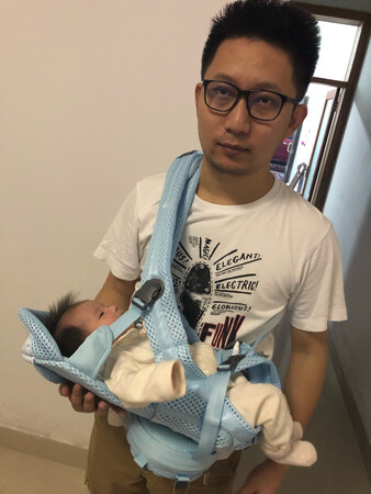 好用省力好多，这个丫头放下来就哭要命死了。以后可以抱着写代码了