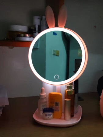 这个化妆镜小台灯买给姐姐的，今天收到了，感觉东西实在是好，没有一点毛病，人性化的设计，里面有个小台座可以放一些化妆品之类的小物件，非常好评，既能当台灯，又含有镜子可以化妆用，外观造型方面也很舒适，开关部分触摸之后就可以亮起来并且还可以调节亮度！