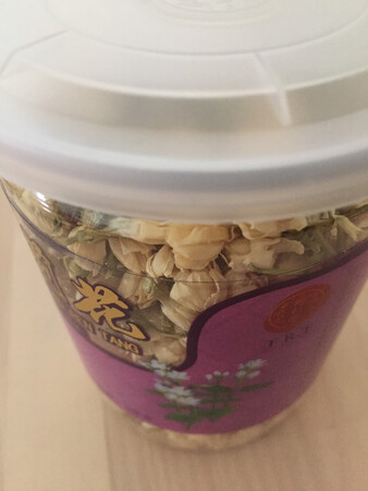 商品外包装完好，送货师傅认真负责，茉莉花没有霉烂！很满意