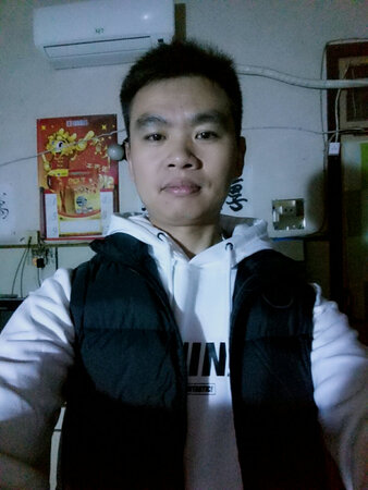 衣服超轻，大小合适，做工精细，保暖性好，外观时尚好看，挺喜欢的。