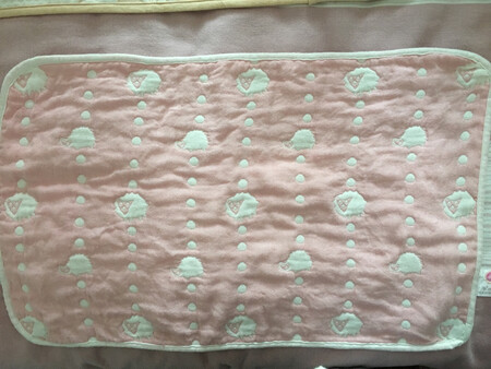 这款枕巾买了有一段时间了，特意用过之后来评价的，枕巾没什么味道，标注的是A类婴儿用品，洗了以后才用的。枕巾厚度适中，大概0.5cm吧，图示是洗过之后拍的图片，有一定的缩水，干了之后显得有些皱皱巴巴的，但还是比较柔软的，宝宝比较容易出汗，吸汗性也可以。京东物流很快，方便快捷。