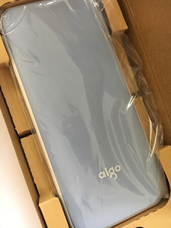 移动电源收到了，还没有使用，以前买了一个差不多的，用着很好，好几年了都没有什么问题。现在又买了一个， 比以前的那个更先进了，还有电量显示宝贝颜色很喜欢拿，在手上手感很好，像磨砂的防滑，就是有点不经脏。唯一的不足就是没有充电插头。双十一买便宜了一点还是挺划算的。