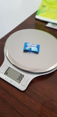 外观手感：整体上很有质感，特别是不锈钢的秤面，保护膜撕掉后很是光亮
精准程度：没有什么对比，感觉应该挺准的，拿手边几颗现成的阿尔卑斯试了下，确实可以
包装保护：包装很好，特别是用黑色架子撑住秤面，防止传感器损坏，很贴心
总的来说，物有所值，放在厨房做糕点什么的，称重靠谱了，对了，还送了制作糕点的教程链接，也是很实用了