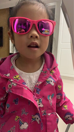 太好看了，哈哈哈，就是没有其他朋友送的眼镜盒！真好，女儿很开心呢