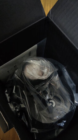 舒适度：比我的小破车手感好点，有吸入感。
兼容性能：目前只连过电脑，方向盘有PS3和PS4的开关，相信兼容不会有任何问题。
响应速度：无任何延迟感。很灵敏。
耐用度：我觉得几年问题不大，我买了延保。只是固定用的扣具有时候会松。
如果也有力反馈就更好了。