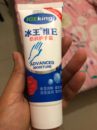 这款护手霜用着很滋润，而且不油腻！非常满意！