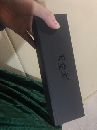 京东快递很棒，双十一下的单今天就收到了。伞很小也很轻，方便便携，一直在找这种小伞带着没负担，以前是把双层伞布三折伞又重又粗又占地不过防晒效果特别好。没有评价里反应的异味浓重，也没有感觉五折伞很难收，到手价五十多，暂时还没用。