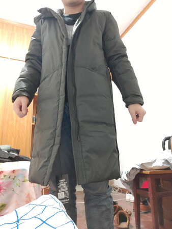 颜色和商品架上的差别太大了，不满意颜色，有种老年人穿的感觉。衣服推荐尺码也推荐的不是很合身，不贴身，，感觉像是裹了一床被子在身上。感觉这个价位买的不划算，差评。