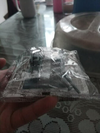 经常买插电板，欧普这个系列绝对是平价里面的战斗机，面板摸上去非常厚实，光面没有倒刺，做工非常好，接触的部位也是非常的厚实，一点廉价感都没有。在家里的小五金店铺，随便一个五孔也要**块钱，而且是杂牌货。京东商城购买，起码放心。。一个个的买，两年下来，希望可以买一屋子的。。。。