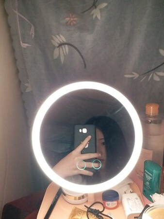 这款镜子不错，还可以充电，这个是很方便的一：点。 很少女系!挺不错的。冷暖灯一-起用好。宝贝已经收到了，真的是物有所值非常的满意。我觉得超级好啊！！！推荐你们买！！