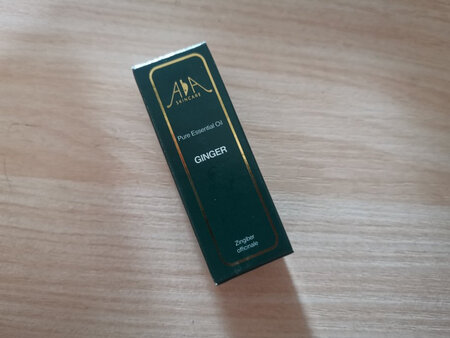 这个姜的精油特别好用，我冬天手脚特别凉，泡脚的时候在洗脚水里滴两三滴，然后在泡脚，可以促进循环，手脚在冬天没那么冷啦！女生用它真的挺合适的。而且在洗发水里加几滴，也可以清洁头皮，更有助于头发强韧。很实用的呢！