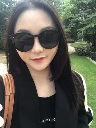 墨镜跟图片一至，没有误差，包装也很不错，很高级，而且戴着很舒服，不晕，眼镜本身是有一点重量的，不是便宜的塑料材质，戴着不压鼻梁，收到宝贝很惊喜，遮阳效果也很不错呢，眼镜样式是今年流行的款，
比实体店便宜很多，这款是稍微偏圆一点的，不是方形的，戴着也挺显脸小。