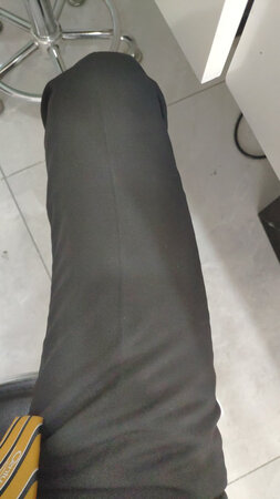 裤子收到了非常喜欢，裤子的大小是客服推荐的。收到了裤子大小刚刚好，穿着很舒服，正是这个季节穿的。并且还耐脏，面料也摸着很舒服。长短刚刚合适，不长也不短，大小也刚刚合适。并且京东的物流还是一如既往的快，很喜欢京东。什么买东西或者寄东西我都在京东上面。
