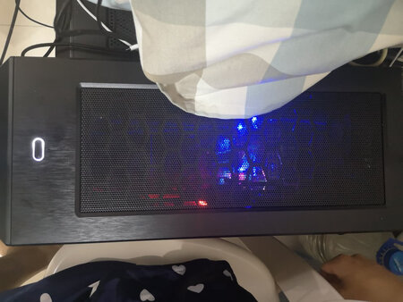 按照两年前组装电脑的选择，再次选择了相同品牌但是配置略高些的电脑，机箱越选越大了，风扇还是非常满意，安装也很简单，尤其是第二次组装，简直驾轻就熟啊，散热效果不错，没有热的感觉，风量风力都够，还比较安静，正常玩的时候没感觉到嗡嗡声，很满意，推荐。