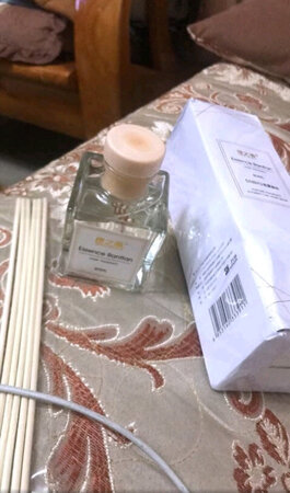 适用场景:任何地方。地方小小的可能效果好的多。美观程度:真的不好看 藤条是什么嘛。产品包装:纸盒子。毕竟几块钱产品气味:气味淡的真的基本感觉不到。其他特色:自营搞满减被忽悠买了一堆。发过来真的味道小。藤条难看。还是去精品店买大瓶好看的。