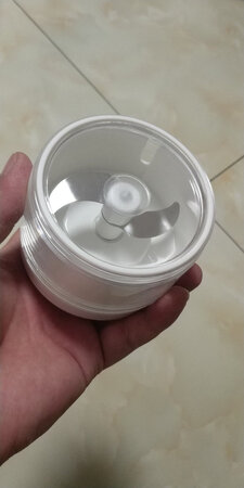 使用感受：少量也可以用，和手工切的一样，比压蒜器好用个人感觉。
外观设计：小巧、可爱、精致。
做工材质：塑料么，也还行，几乎没什么异味。
其他特色：也可以切鲜姜、辣椒等等，刀头是磁吸设计，好用好用，推荐购买！