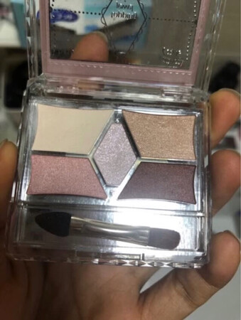 产品颜色：产品颜色很好。
上妆效果：上妆效果不错。粉质细嫩，温润如玉，持久不脱妆。对比其他产品，还是很不错的，价格便宜，质量很好，这牌子用了很久了，没有过敏不良现象，推荐大家都可以来试一试。在京东买东西放心，贴心，安心，这么多年，一直在京东买过无数的商品还送货上门，服务热情非常满意！