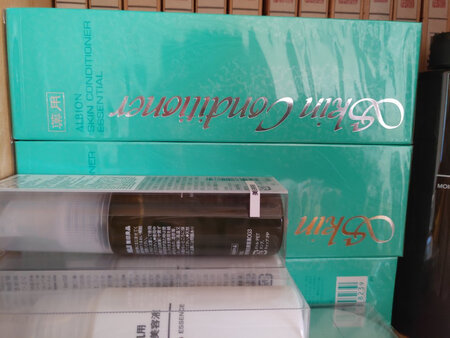 产品质感：纯水，白色
产品香味：肥皂水味
使用效果：祛痘效果一级棒
适合肤质：混合偏油