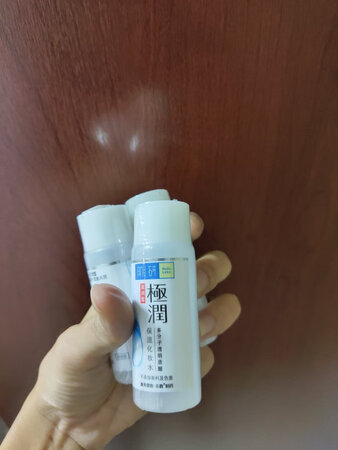 一直用肌研的水，夏天用清爽的，冬天用浓润的，肌肤不容易过敏，赶上双十一搞活动太划算了，囤了两瓶，参加满减，比平时便宜好多，主要还送好多可爱的小样，加起来比一瓶正装量还大，而且还是独立塑封包装，出门带着方便，京东搞活动比较实在，好评！