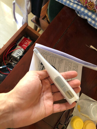 卡卡给力的婴儿快速体温计到货啦，超开心。赶上双十一，快递还能这么迅速，真是太棒啦。之前孩子发烧，感觉额温*又不是很准，继续一款快速，准确的体温计。这款欧姆龙体温计，测量准确，快速，给孩子用正好，可算是解了燃眉之急了，真不错啊