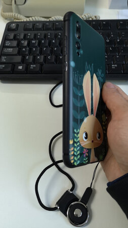物流很快，手感不错有点防滑，图案也比较精致。赶上搞活动价格也便宜。
