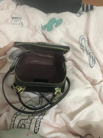 包包收到。晒一下。包的质量不错。拉链也很好，不生锈的拉链。谢谢，发货很快。