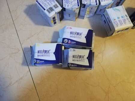 这个卫生巾非常的物美价廉，一次性买了三大包，生产日期非常新鲜，商品包装完美无瑕，还特意用了纸盒子包着的呢，以后还有活动会继续无限回购的，吸水特别的强大，棉柔贴身毫无违和感，再也不怕侧漏了，棉柔的卫生巾就是比别的卫生巾好用，值得给大家推荐，超级赞的一款产品