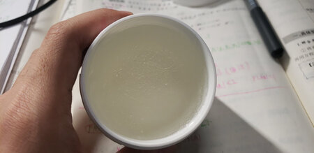 是正品的骷髅头，不错，外包装还算可哟，不是很精致。无味款，膏体承透明色，真的没有什么味道，妈妈再也不用担心我发油味道难闻了，哈哈。膏体比较浓，比国产的膏体要浓。另外还赠了小发胶和梳子。发胶味道是淡淡的玫瑰香，梳子很喜欢，对于梳油头很合适