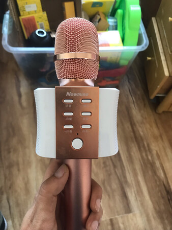 做工质感：摸起来非常舒服有质感。
音质音效：稍微一点点遗憾。
灵敏度：非常好，灵敏，链接迅速。
安装难易：直接使用，方便快捷。
外形外观：中间加了扩音器。非常好看。
其他特色：还是一款性价比非常高的机器，推荐大家购买。